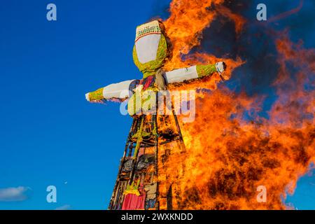 Verbrennen eines großen Kuschels. Russische und slawische Frühlingsferien Maslenitsa (Maslenica) Stockfoto