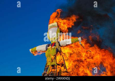 Verbrennen eines großen Kuschels. Russische und slawische Frühlingsferien Maslenitsa (Maslenica) Stockfoto