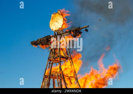 Verbrennen eines großen Kuschels. Russische und slawische Frühlingsferien Maslenitsa (Maslenica) Stockfoto