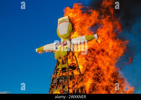 Verbrennen eines großen Kuschels. Russische und slawische Frühlingsferien Maslenitsa (Maslenica) Stockfoto