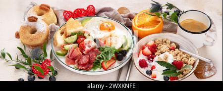 Gesundes Frühstück mit Haferflocken, Beeren, Ei, Speck und einer Tasse Kaffee. Guten Morgen. Banner Stockfoto