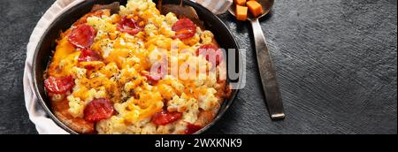 Trendiges Hybrid-Essen. Mac und Käse Pizza auf dunklem Hintergrund. Kopierbereich, Banner Stockfoto
