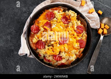 Trendiges Hybrid-Essen. Mac und Käse Pizza auf dunklem Hintergrund. Draufsicht Stockfoto