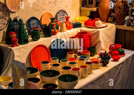 Ätnomir, Russland - März 2019: Ausstellung und Verkauf von Produkten und Gerichten aus Keramik Stockfoto