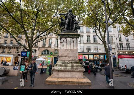 Diese Statue, die von Auguste Paris geschaffen wurde, zeigt Georges Jacques Danton, der eine führende Figur in den frühen Stadien der Französischen Revolution war. Stockfoto