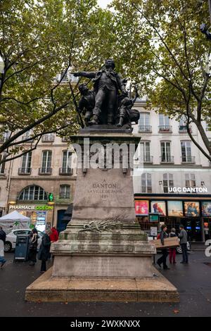 Diese Statue, die von Auguste Paris geschaffen wurde, zeigt Georges Jacques Danton, der eine führende Figur in den frühen Stadien der Französischen Revolution war. Stockfoto