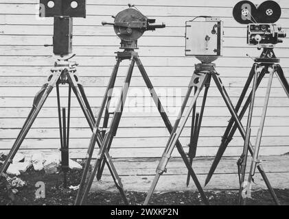 Vier bewegte Bilder, Filmkameras, Pathe-Kamera, Akely-Kamera, Universal-Kamera, Bell und Howell Kamera ca. 1919 Stockfoto