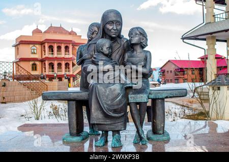 Region Kaluga, Russland - März 2019: Denkmal für Mutter Teresa (Heilige Teresa von Kalkutta), eine katholische Nonne. Ethnografischer Park Ethnomir Stockfoto