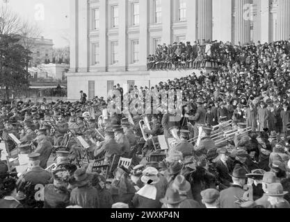 Community Chorus Weihnachtslieder singen auf den Treasury Building Steps ca. 1917 Stockfoto