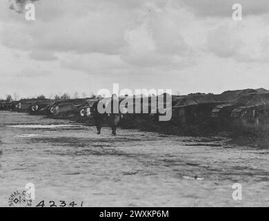 Zwei Soldaten gehen im Vordergrund mit winterfest gepackten Panzern im Hintergrund in Le Treport, seine-Inferieure, Frankreich CA. 1918 Stockfoto