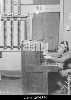 Telefonanlagen in Fort Dodge. Mann, der eine Zentrale im Basiskrankenhaus betreibt. 1919 Stockfoto