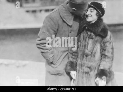 Ein Soldat aus der 27. Dvision kam auf der S.S. Plattsburg nach Hause zurück und küsst seine Frau, nachdem er das Schiff verlassen hatte. 1919 Stockfoto