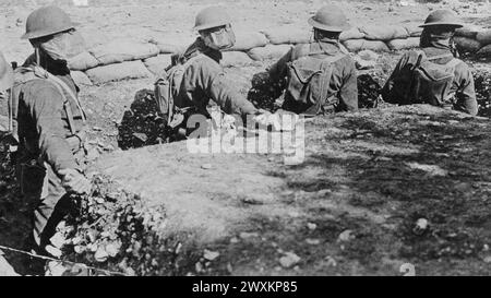 Gasmasken - diese amerikanischen Marines in Frankreich sind bereit, die Gräben zu betreten, die mit Gasmasken und Stahlhelmen ausgestattet sind. 1918 Stockfoto