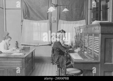 Telefoninstallation in Fort Benjamin Harrison, Innenraum des Austausch- und Hauptverteilerraums; Frauen, die die Zentrale bedienen, ca. 1919 Stockfoto