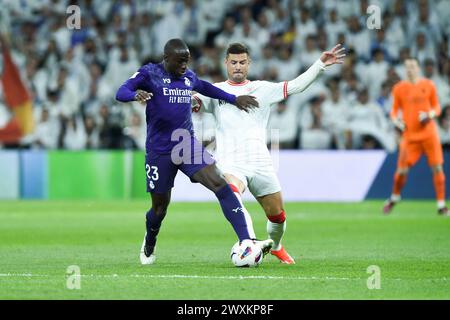 Madrid, Spanien. 31. März 2024. Real Madrids Ferland Mendy streitet mit Gorka Guruzeta des Athletic Clubs während des Fußballspiels La Liga zwischen Real Madrid und Athletic Club im Santiago Bernabeu Stadion in Madrid, Spanien, am 31. März 2024. Gustavo Valiente/Xinhua/Alamy Live News Stockfoto