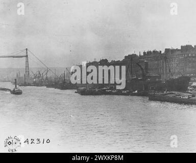 Panoramablick auf die seine und die Docks in Rouen France CA. 1918 Stockfoto