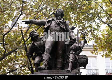 Diese Statue, die von Auguste Paris geschaffen wurde, zeigt Georges Jacques Danton, der eine führende Figur in den frühen Stadien der Französischen Revolution war. Stockfoto