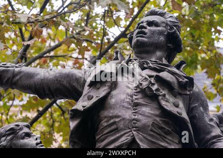 Diese Statue, die von Auguste Paris geschaffen wurde, zeigt Georges Jacques Danton, der eine führende Figur in den frühen Stadien der Französischen Revolution war. Stockfoto