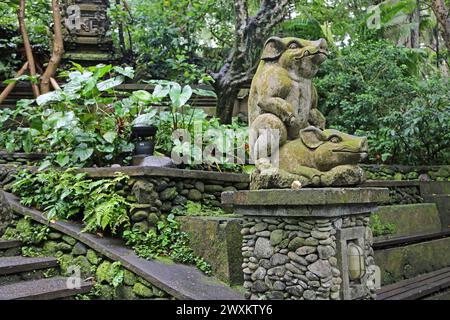 Schweineskulptur im heiligen Affenwald, Bali Stockfoto