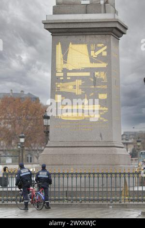 Polizei mit Fahrrädern in Paris Place de la concorde 2011 Stockfoto