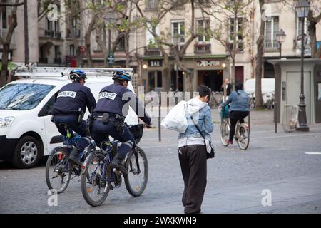 Polizei auf Fahrrad Quartier des halles in Paris frankreich 2014 Stockfoto