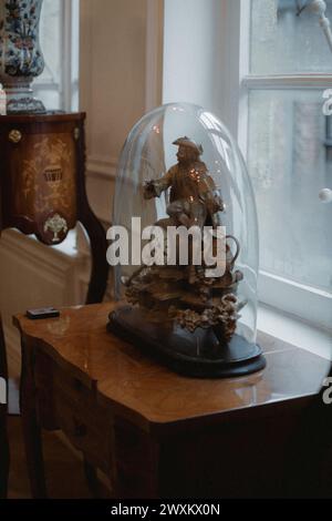 Eine Nahaufnahme eines kleinen Tisches mit einer Glocke mit Vintage-Gegenständen Stockfoto