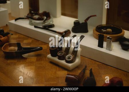 Verschiedene Raucherpfeifen und Zubehör auf der Ausstellung Stockfoto