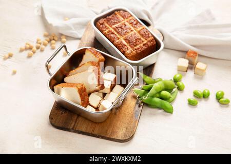 Soja-Lebensmittel. Gebackener Tofu-Käse auf einem Brett, Sojabohnen. Veganes Produkt. Stockfoto