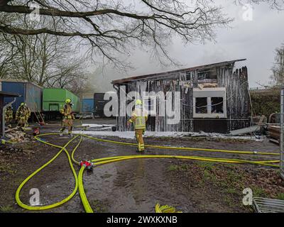 Großbrand in einem Gewerbeobjekt in Hannover die Feuerwehr brachte den Brand durch massiven Löscheinsatz unter Kontrolle. Das Gebäude brannte vollständig aus. *** Großbrand in einem Gewerbegebäude in Hannover die Feuerwehr hat den Brand unter Kontrolle gebracht mit massiven Löschanstrengungen brannte das Gebäude vollständig aus Copyright: XBerndxGüntherx Stockfoto