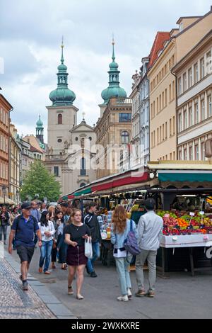 Prag, Tschechische Republik - 14. Juni 2018: Einkäufer auf einem Markt gegenüber der Kirche St. Gallen (Tschechisch: Svatý Havel). Stockfoto