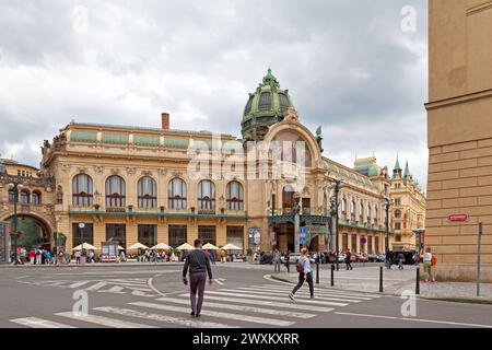 Prag, Tschechische Republik - 14. Juni 2018: Das Gemeindehaus (tschechisch Obecní dům) ist ein Bürgerhaus, in dem die Smetana Hall, eine gefeierte Konzertvenu, untergebracht ist Stockfoto