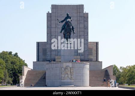 Prag, Tschechische Republik - 16. Juni 2018: Die Reiterstatue von Jan Žižka (einem tschechischen General, der die Taboriten führte) am Nationaldenkmal auf der Spitze des V. Stockfoto