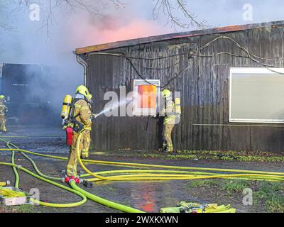 Großbrand in einem Gewerbeobjekt in Hannover drei Löschzüge und zwei freiwillige Feuerwehren bekämpften heute früh einen Großbrand in einem Gewerbegebiet im Masurenweg im Stadtteil List in Hannover. *** Großbrand in einem Gewerbegebäude in Hannover drei Löschfahrzeuge und zwei Freiwillige Feuerwehren haben heute Morgen einen Großbrand in einem Gewerbegebiet am Masurenweg im Listenbezirk Hannover bekämpft Copyright: XBerndxGüntherx Stockfoto