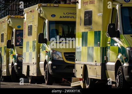 Aktenfoto vom 01/23 von Krankenwagen, die in einer Notaufnahme (A&E) im Royal London Hospital in London geparkt wurden. NHS England sagte, dass Mitarbeiter, einschließlich Rettungsmannschaften, die eine Fehlgeburt erleiden, bevor sie sechs Monate schwanger sind, jetzt bezahlte Freizeit bekommen. Ausgabedatum: Montag, 1. April 2024. Stockfoto