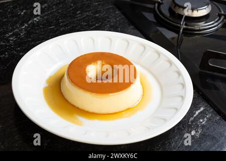 Ein traditioneller brasilianischer Milchpudding, auch bekannt als „Pudim de leite“ Stockfoto