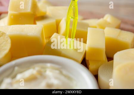 Verschiedene Vorspeisen, Käse und Rahmkäse auf einem Holzschneidebrett Stockfoto