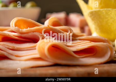 Verschiedene Fleischgerichte auf Holzbrett mit Oliven Stockfoto