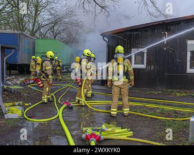 Großbrand in einem Gewerbeobjekt in Hannover drei Löschzüge und zwei freiwillige Feuerwehren bekämpften heute früh einen Großbrand in einem Gewerbegebiet im Masurenweg im Stadtteil List in Hannover. Bernd Günther / BG-PRESS.de *** Großbrand in einem Gewerbegebäude in Hannover drei Feuerwehrfahrzeuge und zwei Freiwillige Feuerwehren haben heute Morgen einen Großbrand in einem Gewerbegebiet am Masurenweg im Listenbezirk Hannover bekämpft Bernd Günther BG PRESSE de Copyright: XBerndxGüntherx Stockfoto