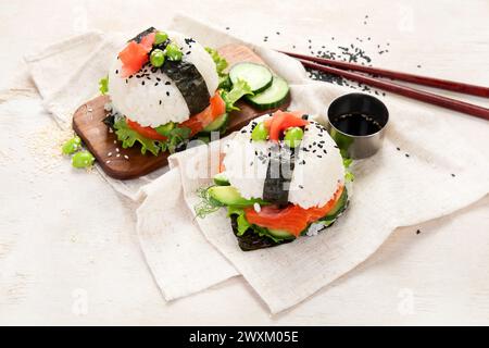 Moderne Hybridkost. Sushi-Burger mit Lachs, weißem Reis, Avocado, Gurke Stockfoto