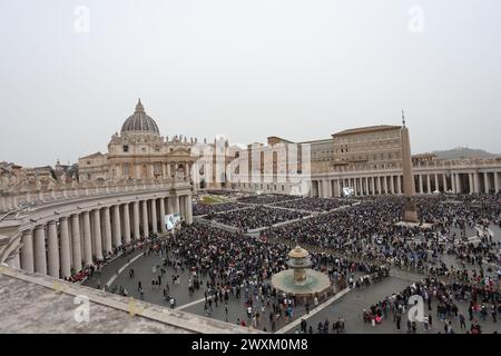 Vatikanstadt, Italien 31.03.2024: Panorama des Platzes mit den katholischen Gläubigen führt Papst Franziskus den Ritus der Ostermesse in der Kirche Stockfoto