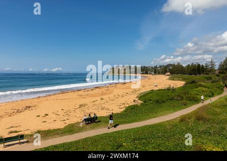 Newport Beach in Sydney Australien, heißer und sonniger Herbsttag in Sydney, Menschen gehen auf dem zweihundertjährigen Küstenwanderweg, NSW, Australien, 2024 Stockfoto