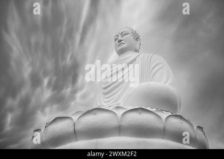 Große Buddha-Statue an der Long-Son-Pagode in Nha Trang Vietnam. Buddha-Statue sitzt auf einem weißen Lotus - Nha Trang, Schwarz-weiß-Foto Stockfoto