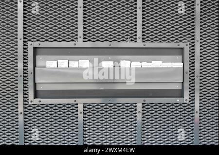 Bregenz, Österreich - 15. März 2024: Moderne Metallbox für Werbung und Bootsabfahrtszeiten am Bodensee Stockfoto