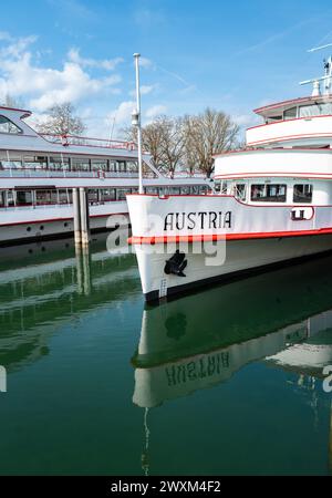 Bregenz, Österreich - 15. März 2024: Tourismusschiff Österreich, das auf dem Bodensee segelt, vor Anker im Heimathafen Bregenz Stockfoto