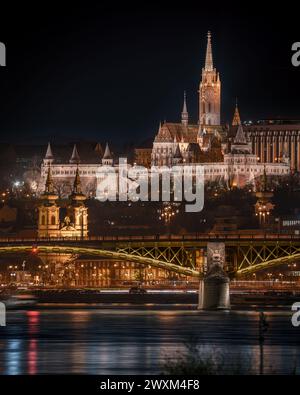 Abendliche Stadtlandschaft über Budapest. Dazu gehörten auch die Margaretenbrücke, die Fishermans-Bastion und die Matthias-Kirche. Die Donau steht im Vordergrund Stockfoto