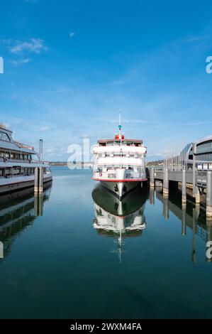 Bregenz, Österreich - 15. März 2024: Tourismusschiff Österreich, das auf dem Bodensee segelt, vor Anker im Heimathafen Bregenz Stockfoto