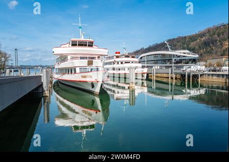 Bregenz, Österreich - 15. März 2024: Die Touristenschiffe Österreich, Vorarlberg und Sonnen Köniin, die auf dem Bodensee segeln, ankern im Heimathafen Brege Stockfoto