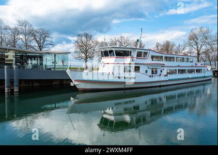Bregenz, Österreich - 15. März 2024: Touristenschiff Stadt Bregenz - die Stadt Bregenz - Segeln auf dem Bodensee, im Heimathafen Bregenz vor Anker Stockfoto