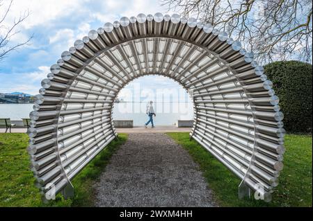 Bregenz, Österreich - 15. März 2024: Röhrenförmige Skulptur im Park und der Promenade am Bodensee in Bregenz Stockfoto