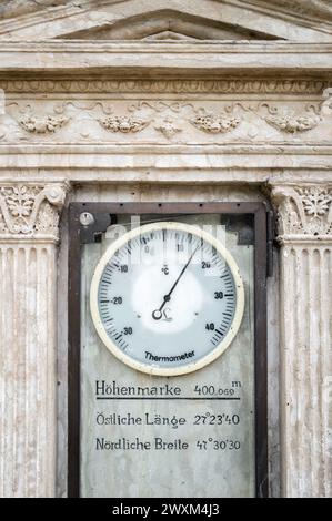 Bregenz, Österreich - 15. März 2024: Historisches Thermometer im Park am Bodensee Stockfoto